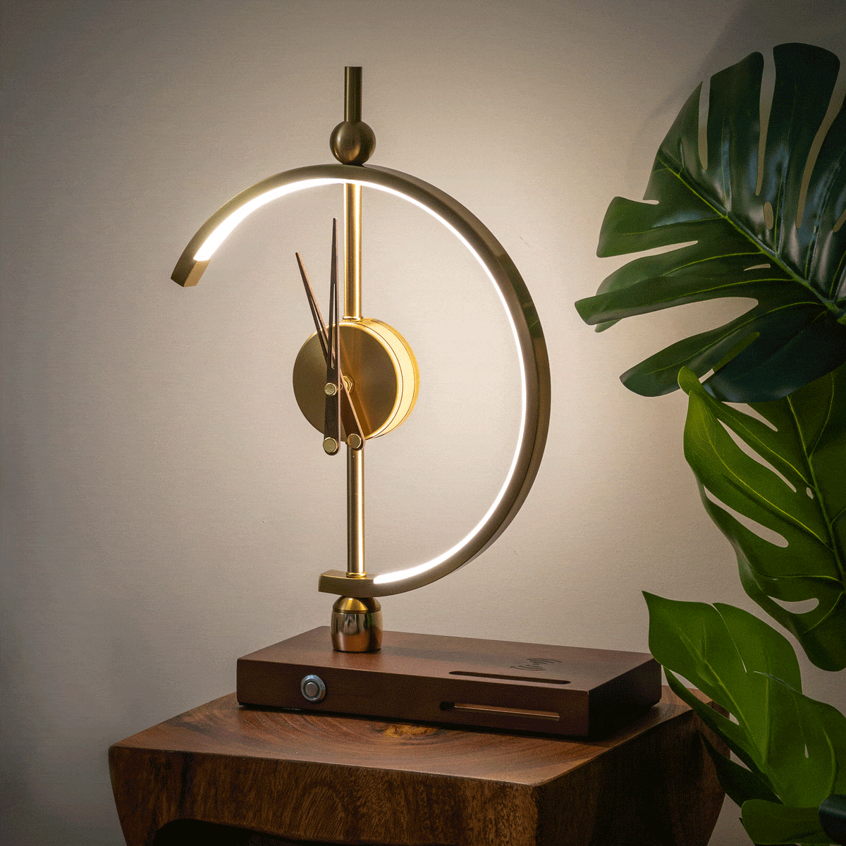 NagoyaLightâ„?| Luxury lamp clock with charger
