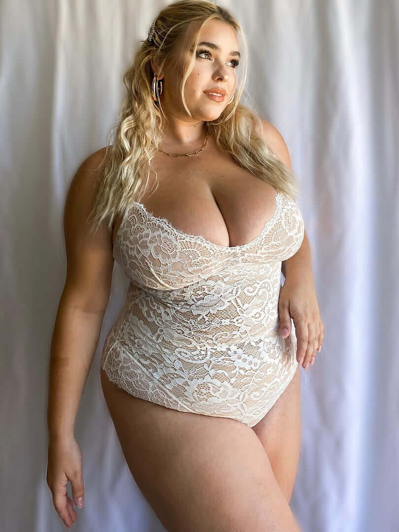 TrendyCommune®-Signature Lace Shapewear Bodysuit
